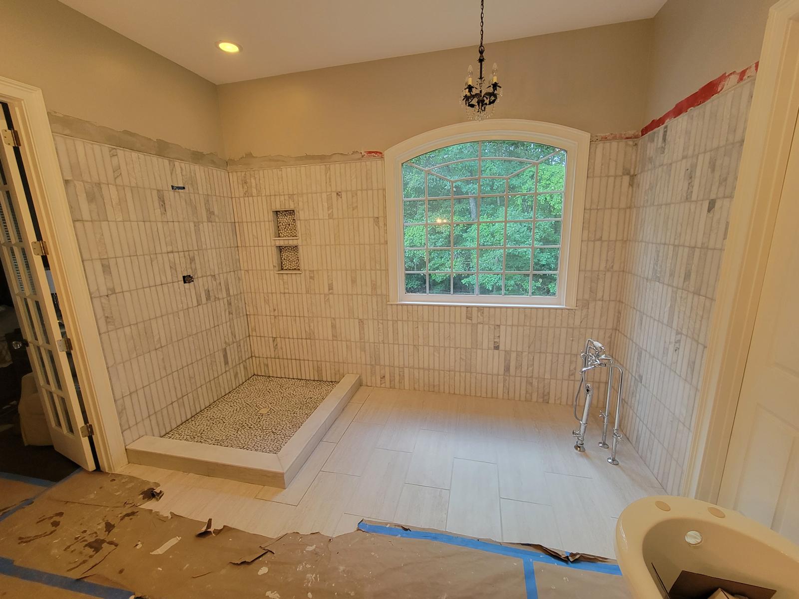 Elegant tub and accent wall